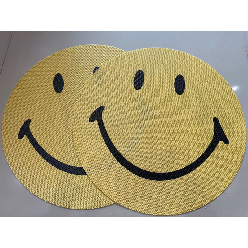 พร้อมส่งในไทย‼️แผ่นรองจานหน้าอมยิ้ม สำหรับใช้บนโต๊ะอาหาร PVC กันลื่น ใช้รองแก้วน้ำได้