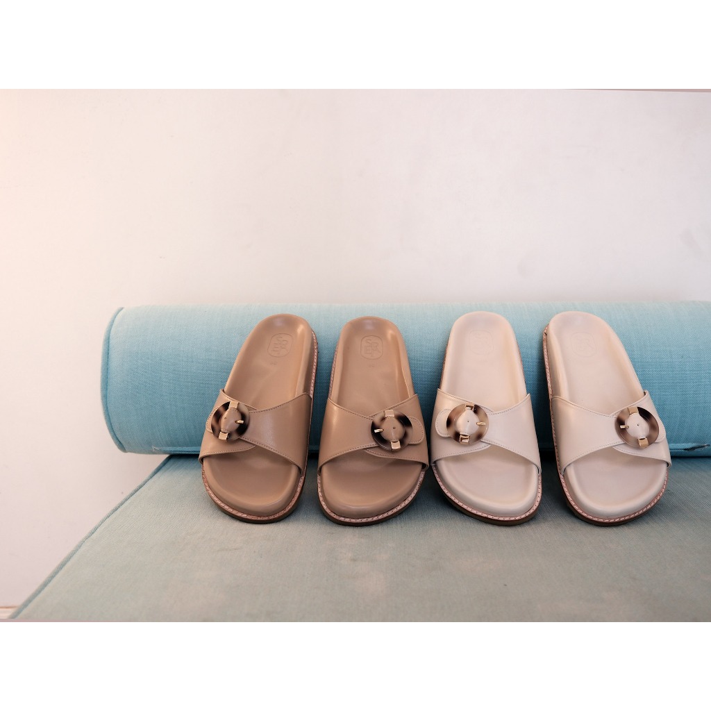 Seira - Ora Sandals รองเท้าแตะ พื้นยาง สายคาด อะไหล่หัวเข็มขัดกลม สีน้ำตาลลายกระ