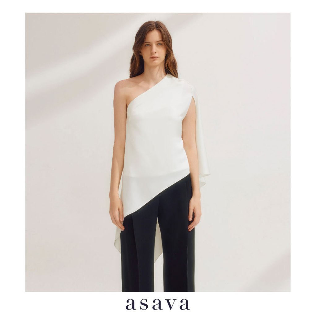 [asava ss23] Ingrid One-Shoulder Blouse เสื้อผู้หญิง ไหล่เดียว แขนเคป แต่งชายอสมมาตร ซิปข้าง