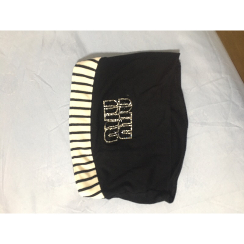 ชุดเซ็ทmiumiu ชุด2ชิ้น เสื้อเกาะอกกางเกงขายาว มือ1 ซื้อมายังไม่เคยใส่ กรุณาอ่านรายะเอีดก่อนสั่งนะคะ