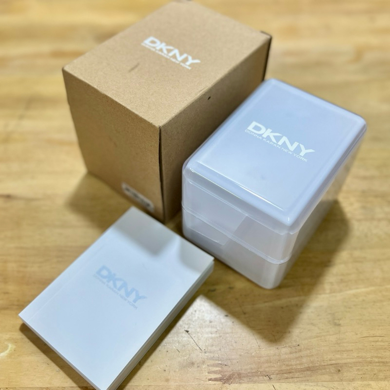 กล่องนาฬิกา DKNY สีขาว แท้💯 สภาพดี พร้อมสมุดคู่มือ