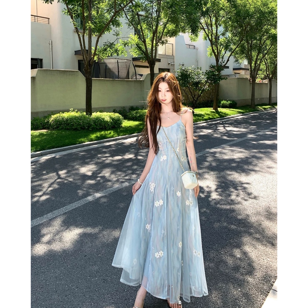 Mogwany พรี Miss Daisy Dress เดรสยาวสีฟ้า ลายปักดอกไม้ สวยมาก มีซับใน ซิปข้าง สายปรับได้ ใส่เที่ยว,ออกงาน