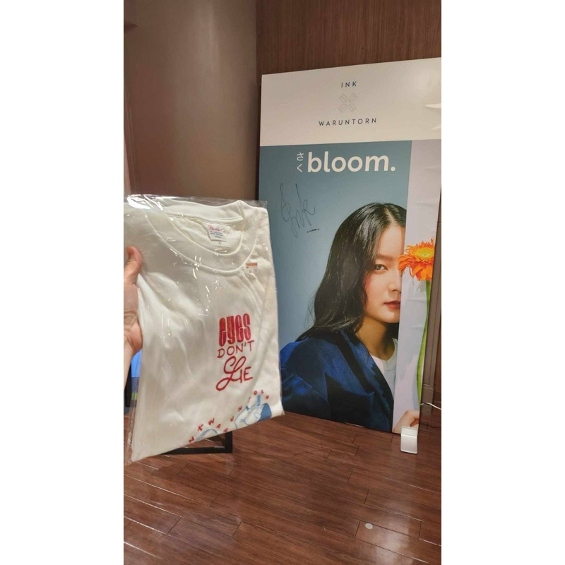 [Ink Waruntorn] เสื้อ Eyes Don't Lie ของแท้จากญี่ปุ่น (ไซส์ L)