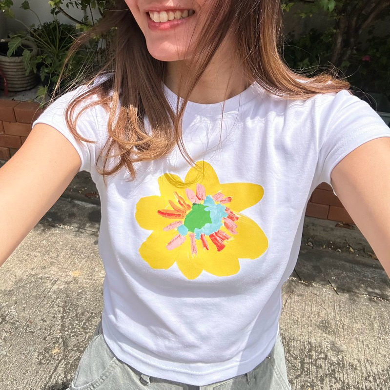 BABY TEE เสื้อยืดทรงพอดีตัว crop top ลายดอกไม้ give.me.museums