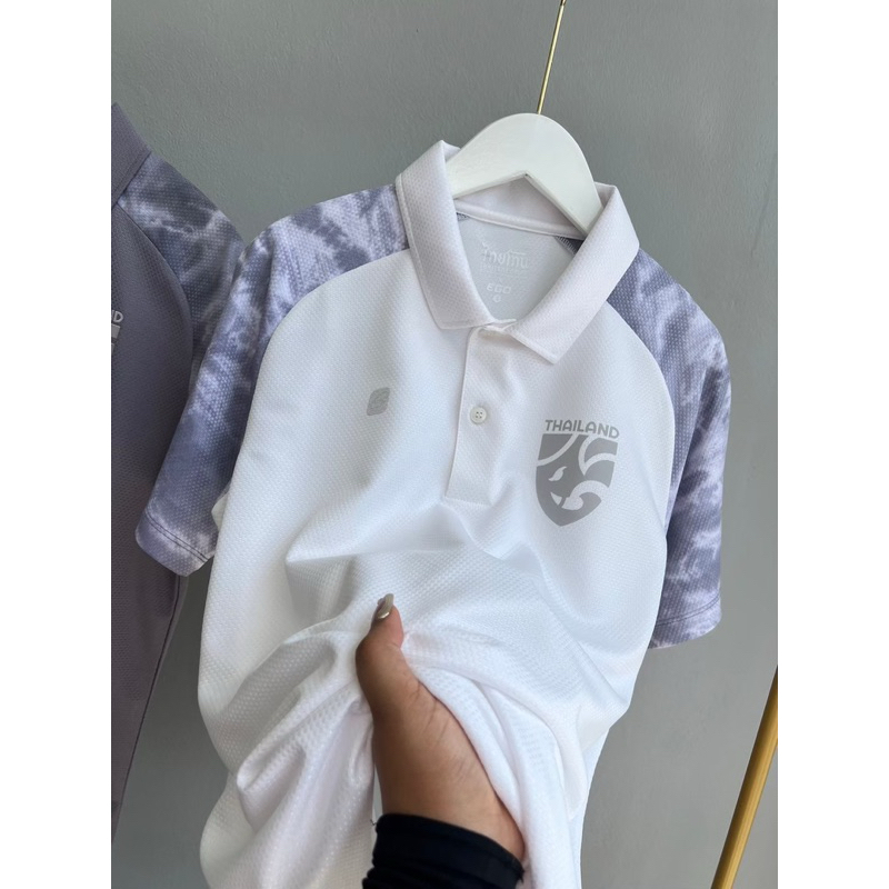 เสื้อโปโลEGOรุ่นTT001พิมลายผ้ามัดย้อม พร้อมเฟกทีมชาติสีเงิน