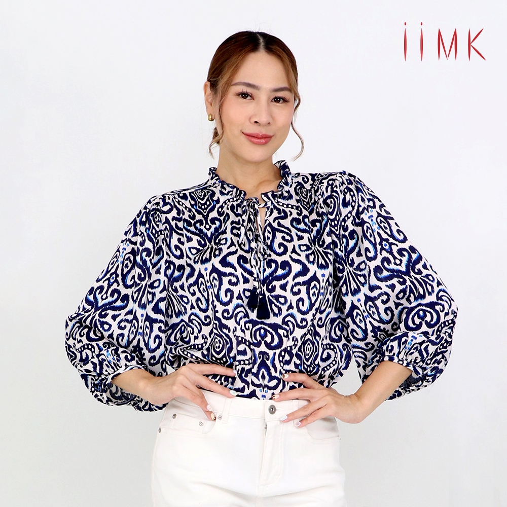 iiMK เสื้อเบลาส์คอตั้ง ผ่าหน้าวี สีเขียว TASSLE VIBE BLOUSE WKB672