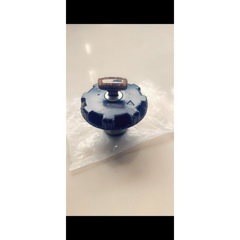 ฝาถังน้ำมัน Yamaha V90T--Y80-V50-75-U5-U7-MF3 แบบล๊อกได้ ของแท้ใหม่เก่าเก็บมีรอยบ้างนิดหน่ย ดอกกุญแจ