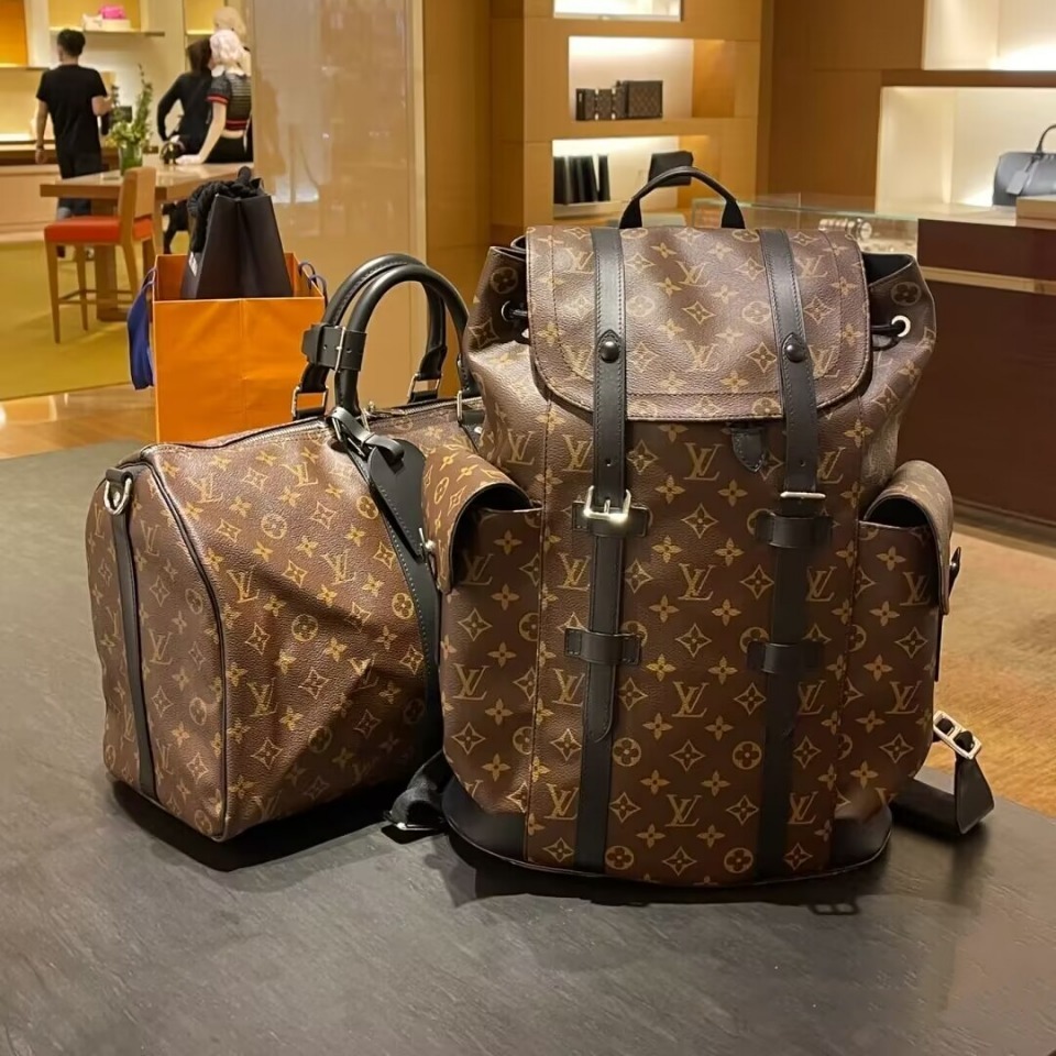 ✨ LV Louis Vuitton Christopher MM กระเป๋าเป้สะพายหลังผู้ชายสีน้ำตาลด้านหลังกระเป๋าสะพายคู่ M43735