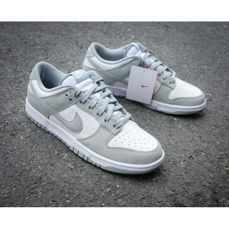 เหลือ 3,399- ทักแชทรับโค้ด30% Nike Dunk Low SE "Light Pumice" FQ8249-101 ของแท้ ป้ายไทย