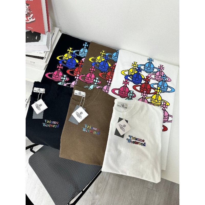 เสื้อยืดโอเวอร์ไซส์ Vivienne Westwood ผ้าเกาหลี เกรดคอตตอน งานสกรีนหน้า + สกรีนหลังงานมาพร้อมแพ๊คเกจแพ๊คซองซิปล็อค