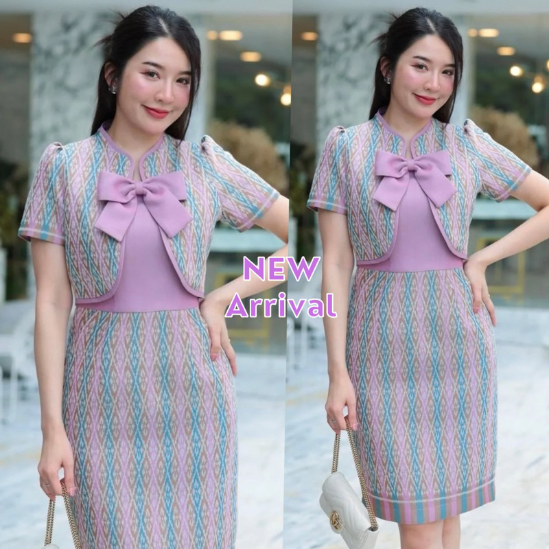 ชุดเดรสผ้าไทย ชุดผ้าไทยผู้หญิงผ้าฝ้ายทอลายริ้วทอไล่สีสวย ออกแบบทรงเสื้อครอป แขนสั้น แต่งโบว์เข็มกลัด ทรงสอบมีกระเป๋าข้าง