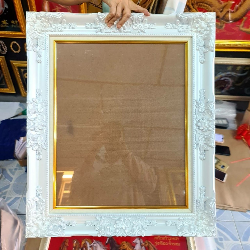 กรอบเปล่าหลุยส์ สีขาว ใส่รูป ขนาด 15x21 นิ้ว และ 16x20 นิ้ว (กดเลือกที่ตัวเลือก)