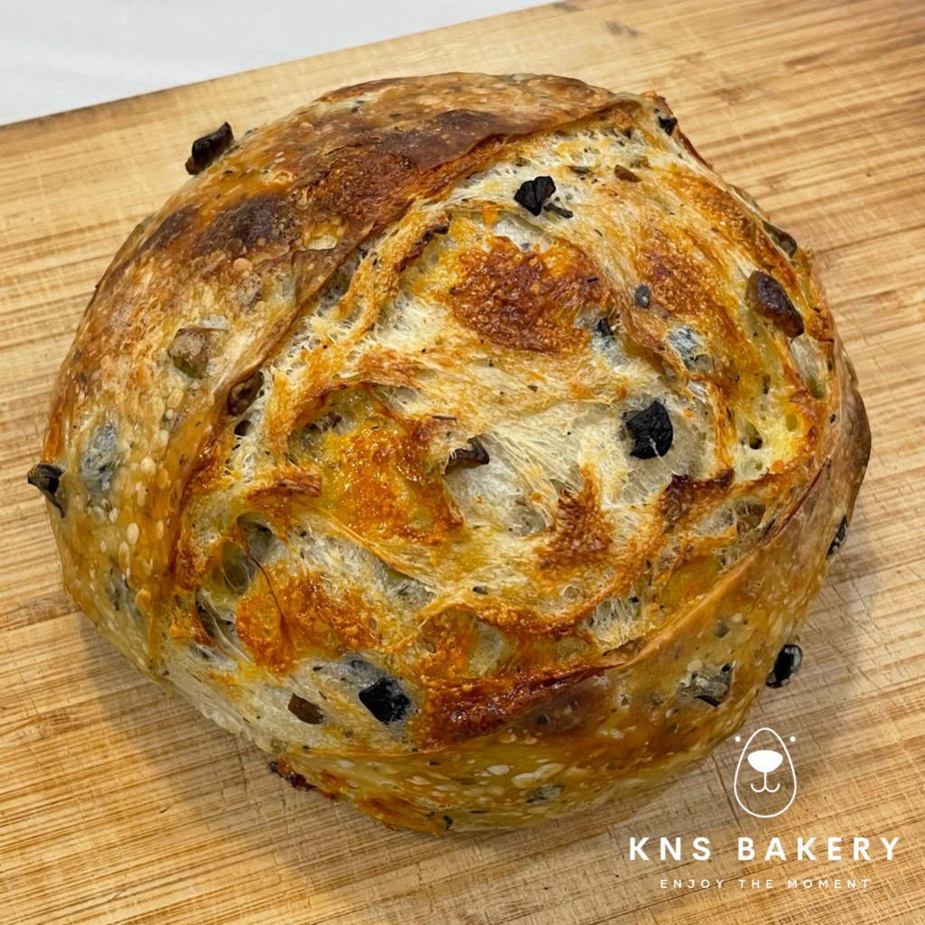 ขนมปังซาวโดวจ์เฮิร์บเชดาร์ชีสและมะกอก(Real cheddar cheese and olive herb sourdough)