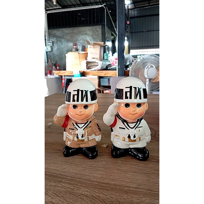 ตุกตาออมสินเครื่องแบบสหทหารเรือจำหน่ายเป็นคู่มีชุดสีขาวกับกากี ราคา ถูกที่สุด ดีลบีเคเค