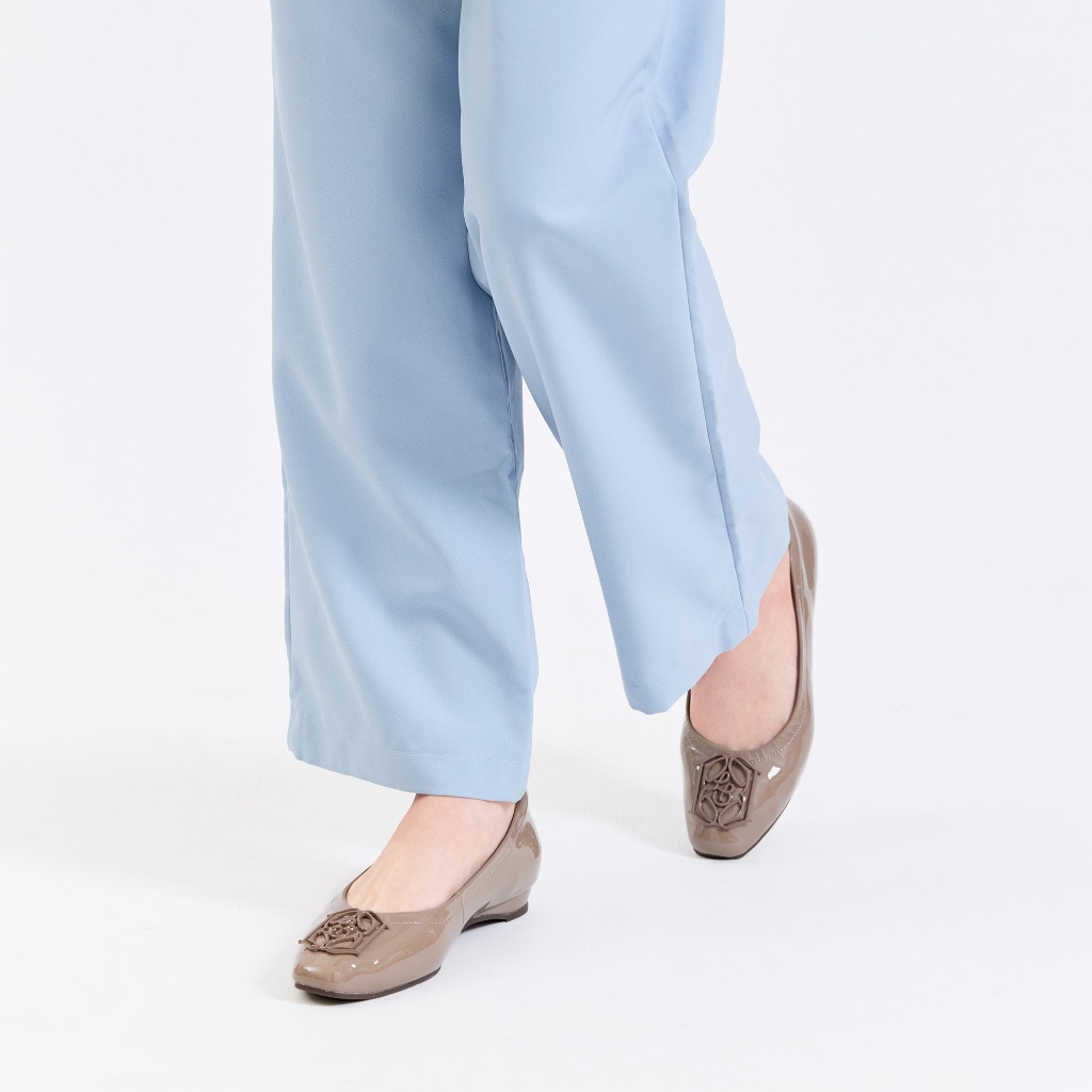 LA BELLA รุ่น ELEGANTE FLATS PATENT LEATHER - ETOUPE