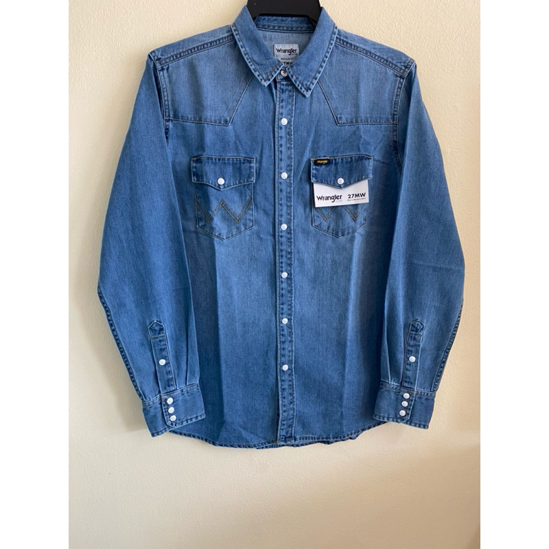 wrangler เสื้อเชิ้ตยีนส์ผู้ชาย มี 2 สีอ่อน เข้ม cotton100% ใส่สบาย ทรงregular fit ของแท้ ราคาป้าย 2290 บาท