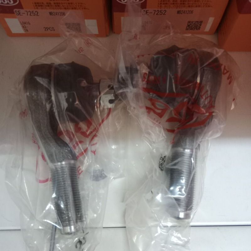 ลูกหมากคันชักนอก ของนิสสันฟรอนเทีย ปี 01 td 27 555JAPANราราต่อคู่