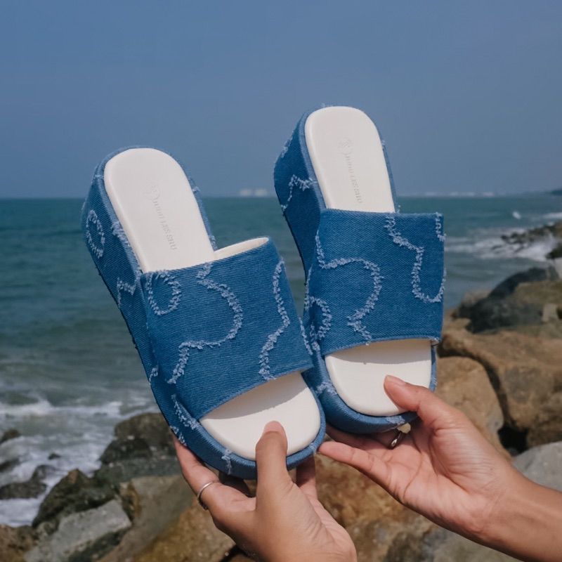 JUDII LES SHU รอองเท้าส้นตึก รุ่น Eden(ผ้าDenim ยีนส์)ลายดอกไม้