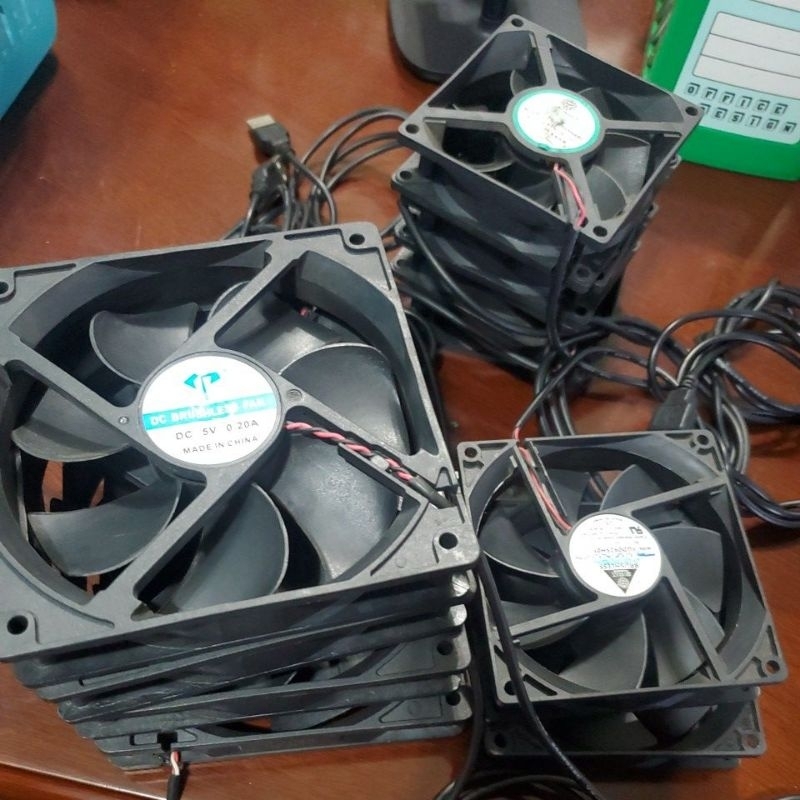 พัดลมระบายความร้อน port USB 5V ขนาด 8x8 cm 9x9 cm 12x12 cm มือสอง