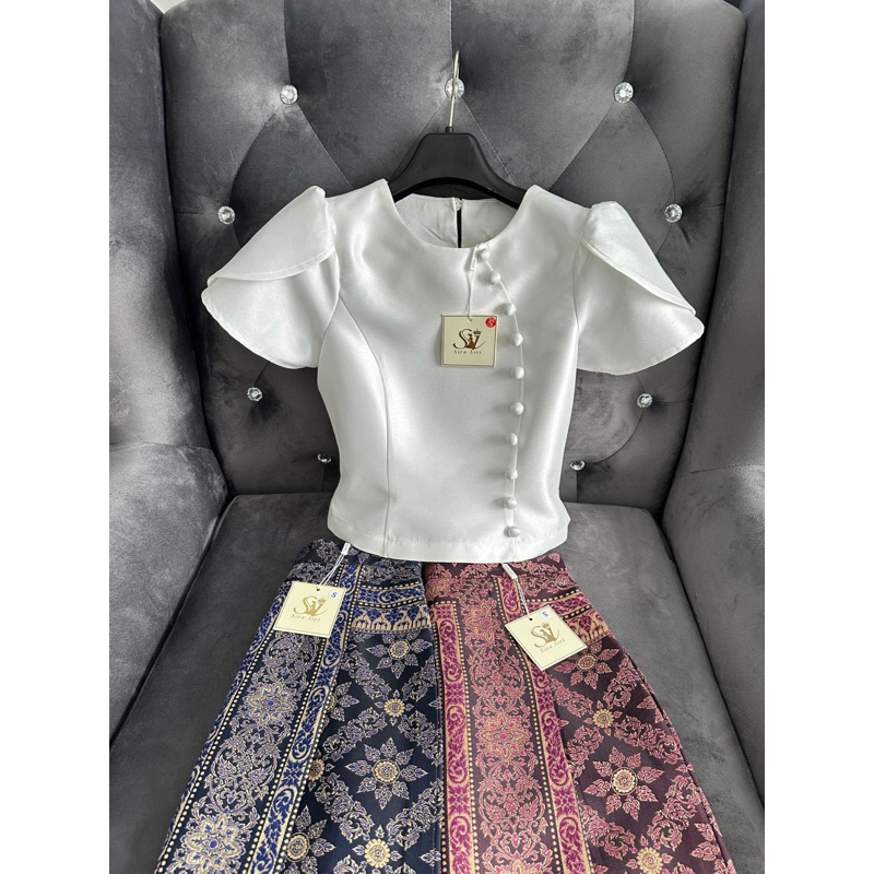 Sira Siri ชุดไทยรุ่นลิซ่า เสื้อผ้าไหมอิตาลี มาพร้อมกับผ้าถุงฝ้ายทอลายบุพเพสันนิวาส แมตช์กันสวยมากจ้า