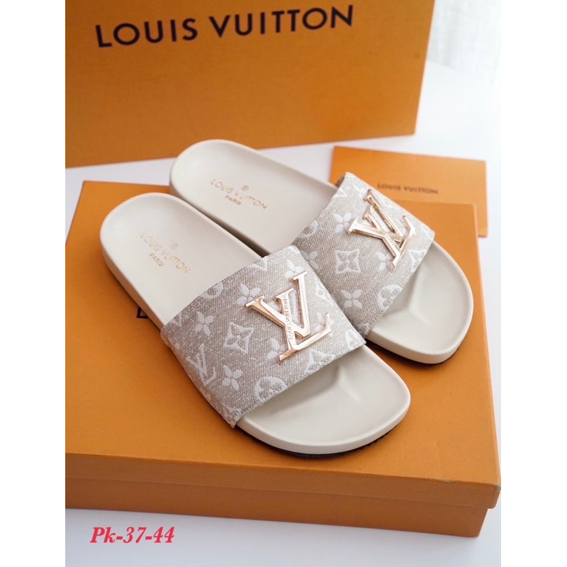 รุ่นไหนคะลูกค้า รองเท้าแตะแบบสวมผู้หญิงผู้ชายใส่ได้เหมือนกันคะ มี37—44 รบกวนทักแม่ค้าก่อนสั่งซื้อนะคะ