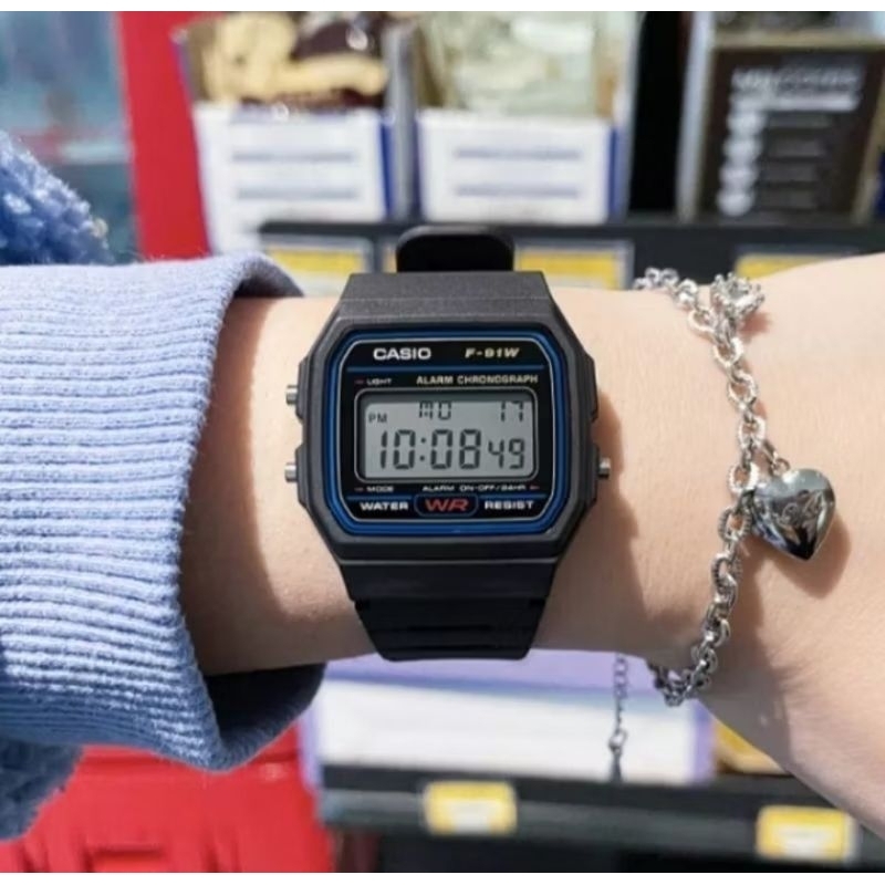 นาฬิกาข้อมือ CASIO F-91W-1UR สีดำ กันน้ำ 50 เมตร มีระบบจับเวลาไฟ LED DRY