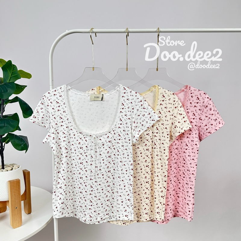 DOODEE2 เสื้อคอเหลี่ยม ติดลูกไม้ ผ้าร่องพิมพ์ลาย