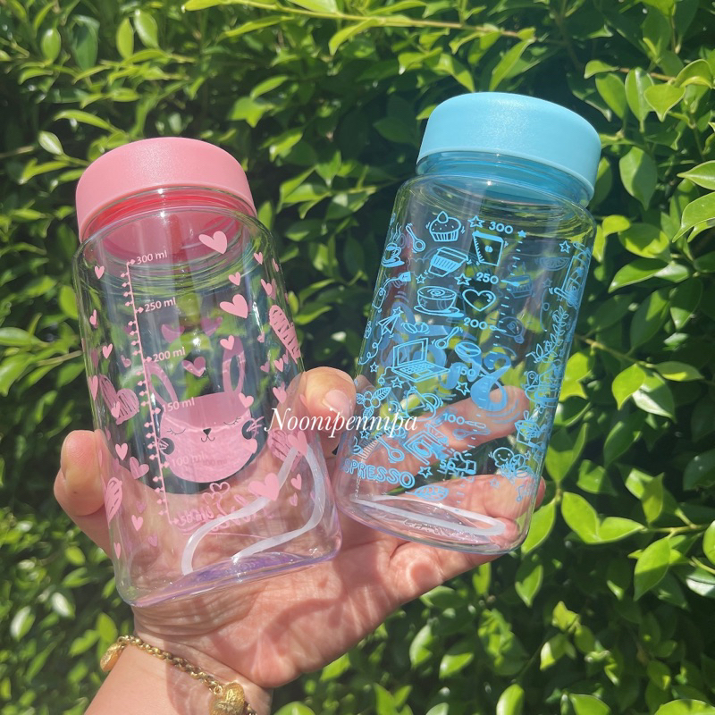🩷กระบอกน้ำพลาสติกพิมพ์ลาย มี 3 ลาย และสีให้เลือกมากมาย ขนาด 300 ml. รุ่นขวดกลม ใส่ร้อน-เย็นได้ พร้อมขีดบอกปริมาณ พกพาได้ - รูปที่ 4