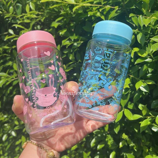 🩷กระบอกน้ำพลาสติกพิมพ์ลาย มีสีให้เลือกมากมาย ขนาด 200-300 ml. รุ่นขวดกลม ใส่ร้อน-เย็นได้ พร้อมขีดบอกปริมาณ พกพาได้