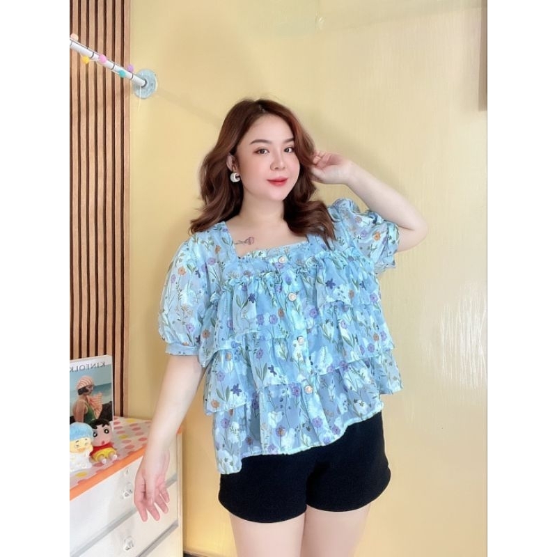 เสื้อสาวอวบ คอเหลี่ยมผ้าชีฟองเกาหลี ลายดอกไม้แต่งระบายขนมชั้น แต่งกระดุมเพชรขนาดฟรีไซส์หน้าผ้า 50 นิ้วรอบอก 40-48 นิ้ว