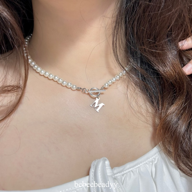 สร้อยมุก พร้อมจี้ตัวอักษรสแตนเลส A-Z (stainless steel - ไม่ลอก/ดำ)