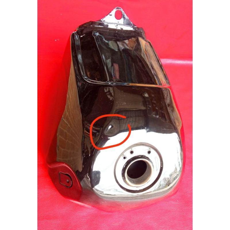 ถังน้ำมันทรงเดิมไม่มีท่ออากาศรีจีสเตอร์ของใหม่เกรดb(มีรอยบุ๋ม)KSR110ทุกรุ่น มีหลายใบ,บางใบติดตั้งแล้วมองไม่เห็นรอยบุ๋ม