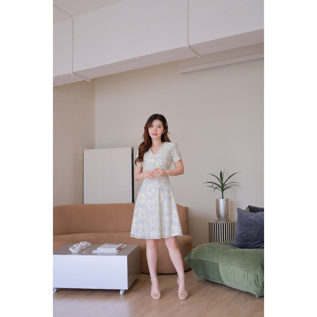 Romi"Oil" J491 ชุดเดรสสีเหลืองอ่อน (คอป้ายลูกไม้มีขอบเอว)