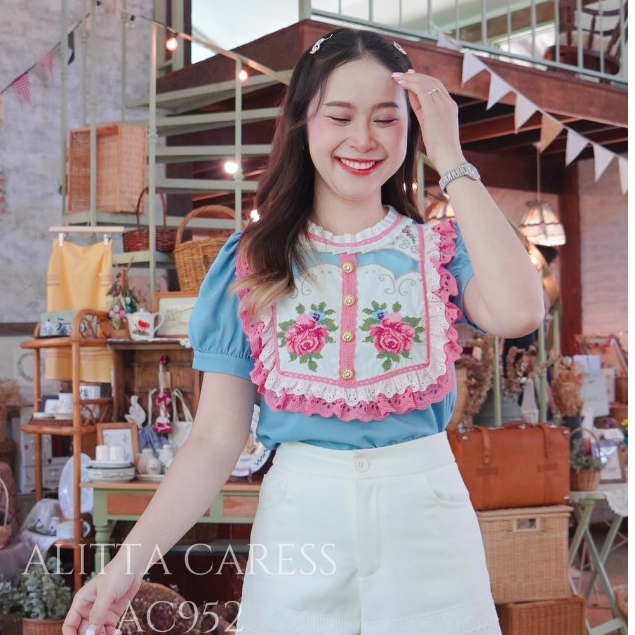 ALITTA CARESS : AC952 เสื้อยีนส์สีฟ้า คอปักระบายตกเเต่งลูกไม้สีขาวชมพู อกเป็นงานปักดอกกุหลาบ