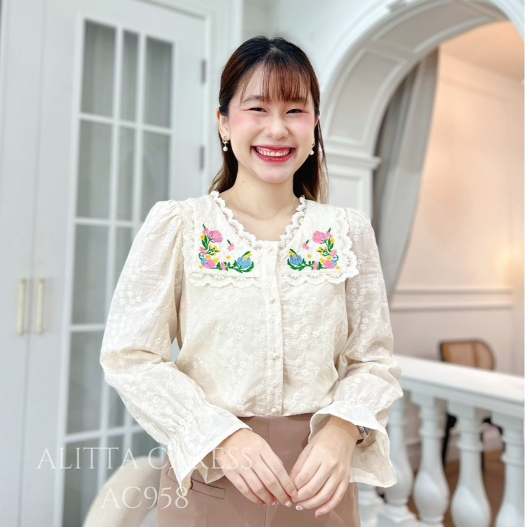 ALITTA CARESS : AC958 เสื้อเเขนยาวสีครีม ปกปักดอกไม้หลายสีสดใสพร้อมลายลูกไม้ เเขนยาวปลายเเต่งระบาย