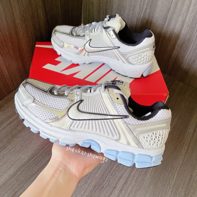 อ่านก่อนสั่งค่ะ 😊 Pre-order ✈️ รองเท้า Nike Zoom Vomero 5 - (HF1877-100) Color: Metallic Silver/Blue Tint