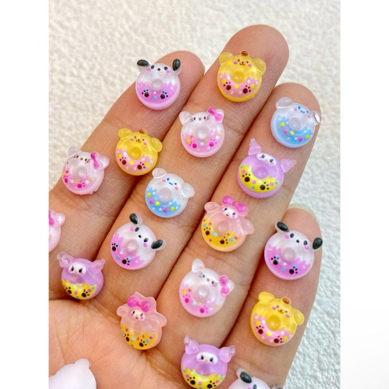 AC.810 ร้านไทย🇹🇭🇹🇭🇹🇭แพ็ค 5 ชิ้น พร้อมส่ง เรซินแต่งเล็บรูปการ์ตูนSanrio Theme โดนัท