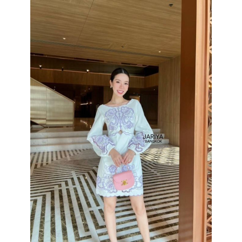 (M) พร้อมส่ง🌷ชุดเดรสสีขาวแขนยาวปักลูกไม้ลายดอกสีม่วง งานป้าย Jariya Brand แท้ มือ1 ป้ายห้อย