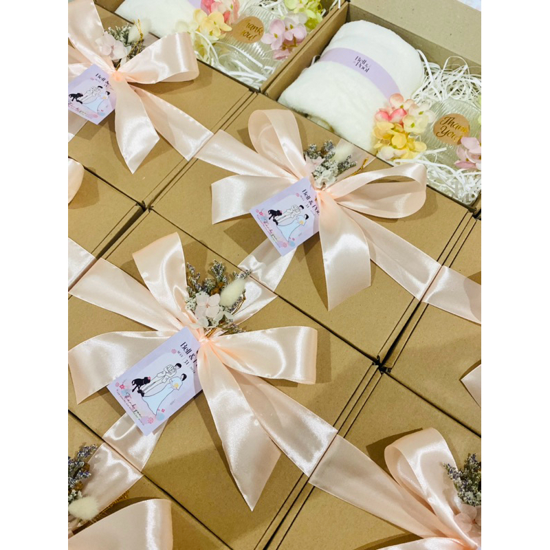 ของรับไหว้ ของขวัญ ชุดผ้าเช็ดผม+แก้ว พร้อมตกแต่งสวยงาม ฟรีป้ายชื่อ ช่อดอกไม้