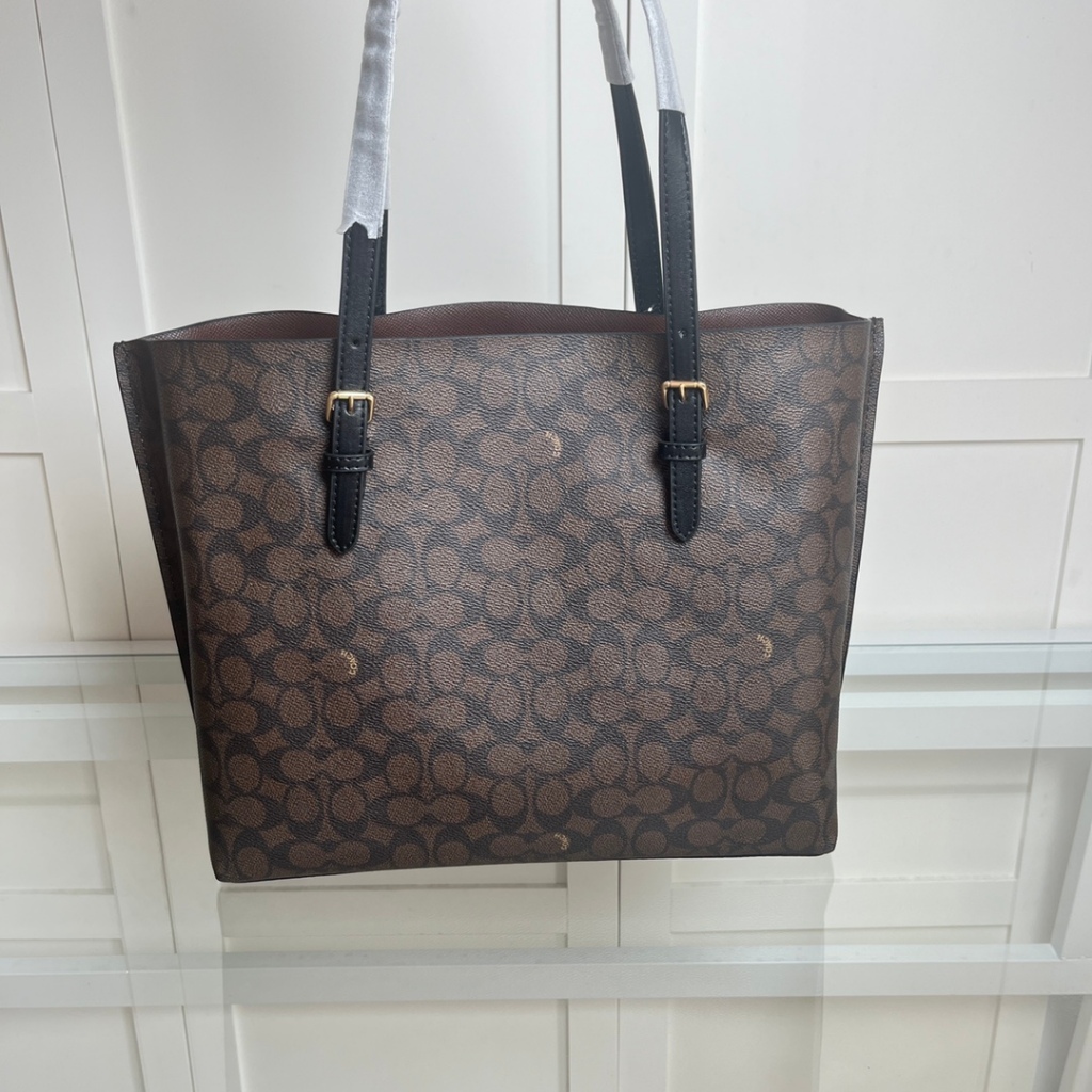 แท้💯% outlet Mollie Tote 13 นิ้ว กระเป๋าโท้ตใบใหญ่ของผู้หญิง กระเป๋าสะพายซิปกันน้ำ สามารถใส่ไอแพดได้