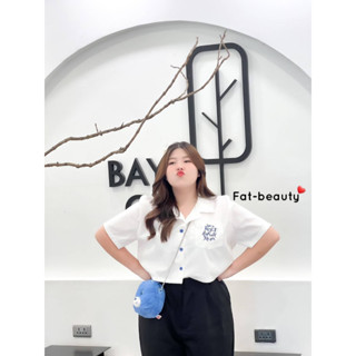 Fatbeauty เสื้อครอปเชิ้ตสีขาว ปักแต่งกระดุมสี ผ้า Cotton เนื้อนุ่ม