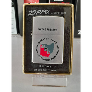 ZIPPO WAYNE PRESTON   ผลิตปี1969  สีเงิน ผิวโครเมี่ยม  ลายแบบกัดกรดลงสี   ของใหม่ไม่ผ่านการใช้งาน  มีรอยจากการเก็บ