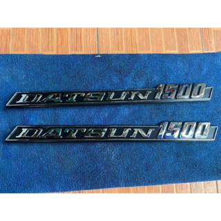 โลโก้ข้างแก้ม ตราข้าง ตัวหนังสือ Datsun 521 620 720 1500 J15  Emblems BADGE  1 คู่ R+L