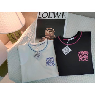 new✨พร้อมส่ง✨เสื้อยืดloeweมี2สีให้จัดรุ่นนี้ใส่สบายน่ารักด้วยค่ะ