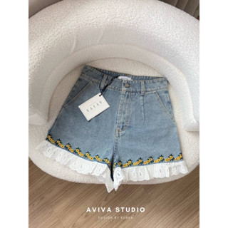 Aviva studio 🤍🌼 ยีนส์ขาสั้นปลายขาเเต่งลูกไม้ ปักดอกเหลือง