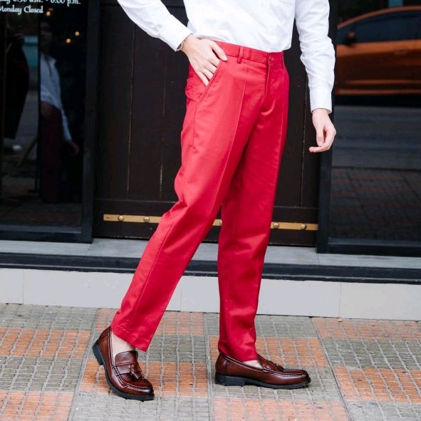 กางเกงสแล็คผู้ชายสีแดงเชอรี่ รุ่นทรงขากระบอกเล็ก ใส่ทำงาน ใส่เที่ยว ใส่ในชีวิตประจำวัน (รูปถ่ายจากสินค้าจริง)