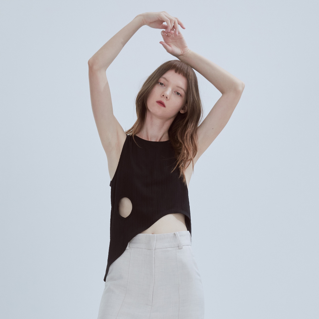 COWORKER - asymmetric cut-out t-shirt เสื้อยืดคอกลมแขนกุด มีรูด้านหน้า