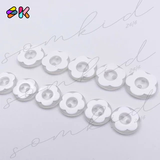 somkid กระดุมดอกไม้พลาสติก2รูมี2สี ขาวและดำขนาด13mm (size20L)และ15mm (size24L)เนื้อพลาสติกอย่างดี สามารถแซ็กเครื่องได้