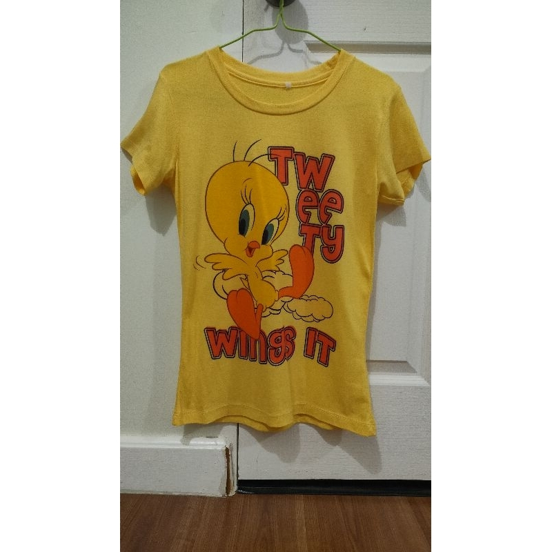 เสื้อผู้หญิงลาย Tweety จาก Looney tunes (มือสอง)