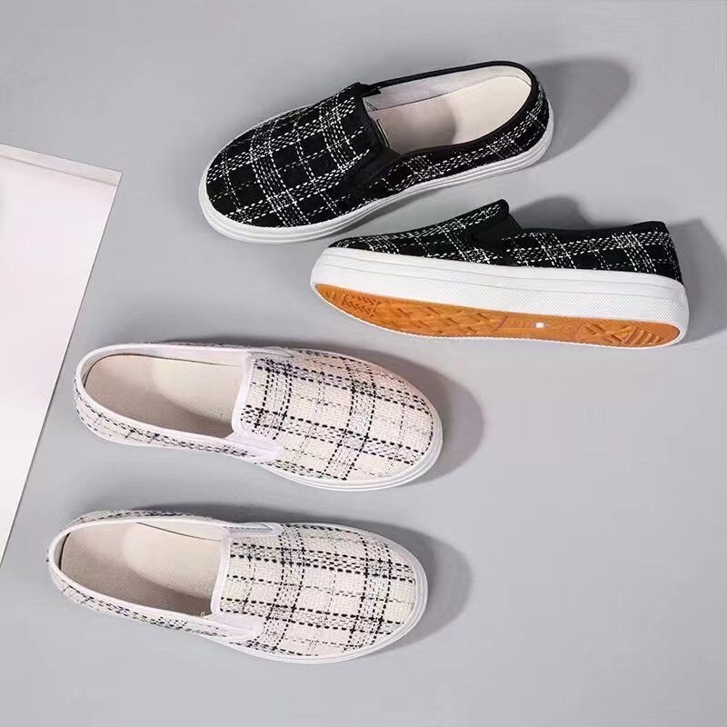 รองเท้า​สลิปออนรุ่นใหม่ลายตารางมี2สีขาว/ดำ